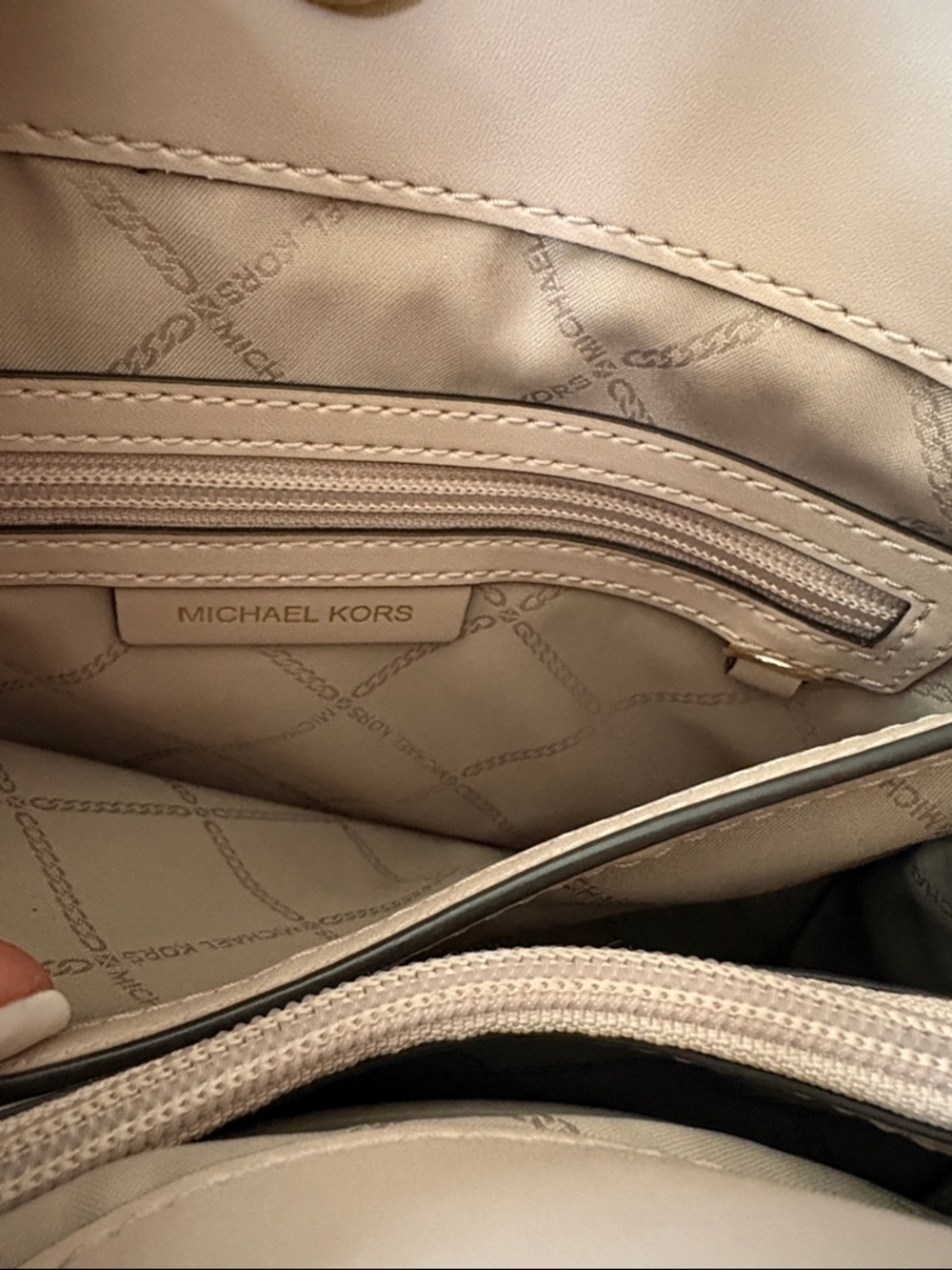 Michael Kors Pebbled Leather Shoulder Tote in Light Blush with Gold Chain - Picture 4 of 7